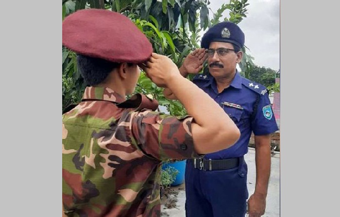 এসআই বাবাকে আর্মি ক্যাপ্টেন মেয়ের স্যালুট