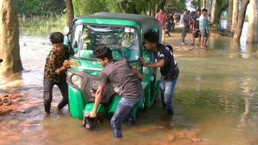 গোয়াইনঘাটের সড়কে যাত্রীদের ধাক্কায় চলে গাড়ী