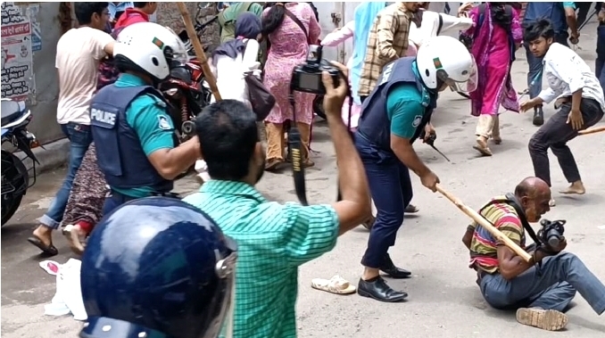 বরিশালে ছবি তোলায় সাংবাদিকদের পেটাল পুলিশ