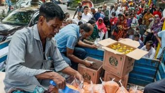 কানের দুল বন্ধক রেখে টিসিবির চাল-ডাল কিনলেন গোলতাজ বেগম